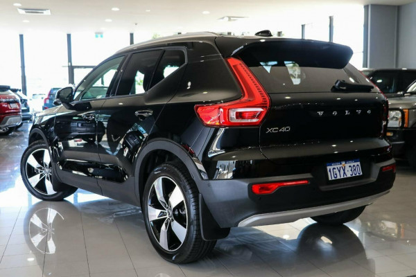 2019 Volvo XC40 XZ T4 Momentum Suv Image 2