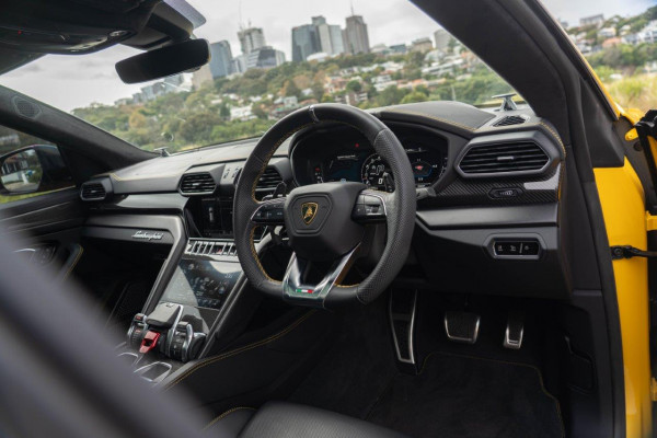 2022 Lamborghini Urus SUV Image 10