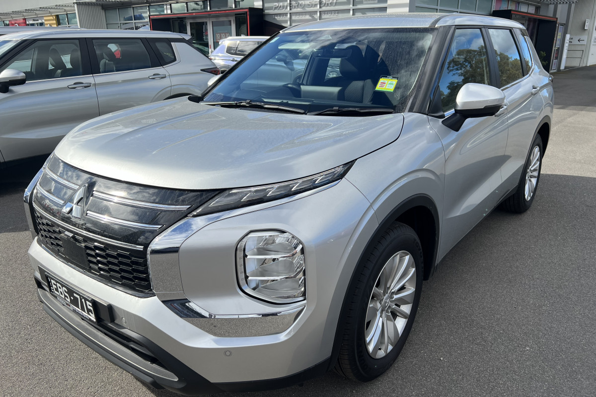 2025 Mitsubishi Outlander ZM ES SUV