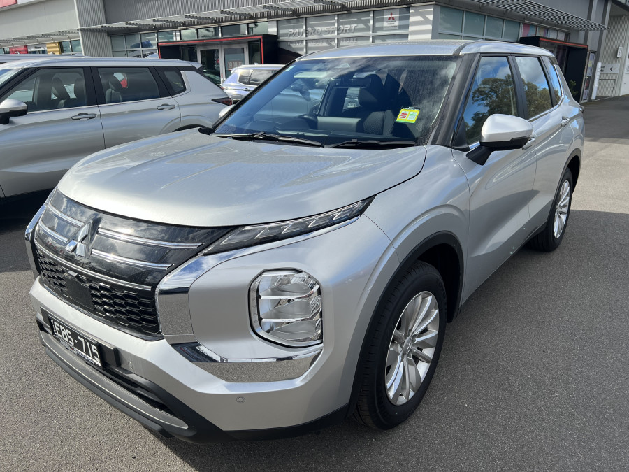 2025 Mitsubishi Outlander ZM ES SUV Image 1