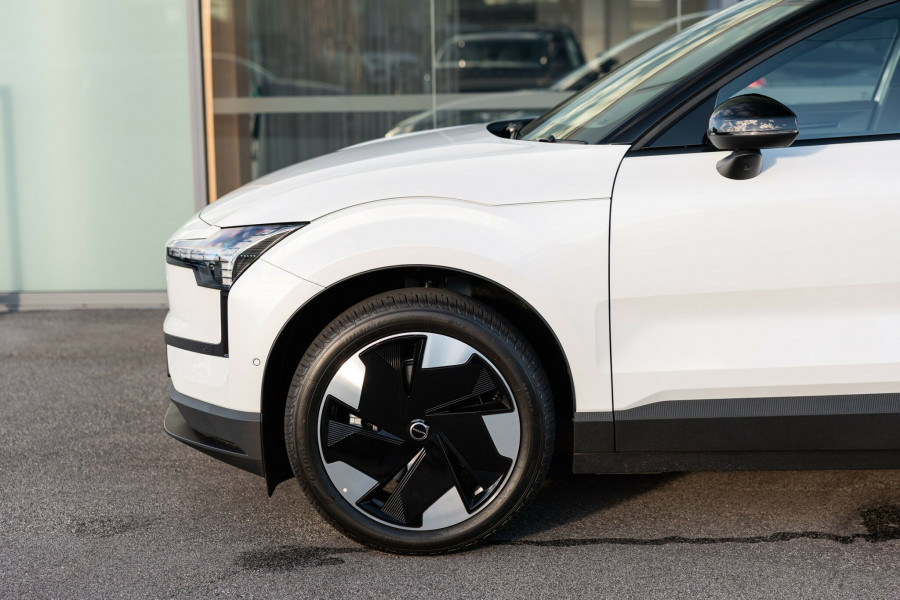 2026 Volvo EX30  Single Motor Extended Range Ultra SUV Image 10
