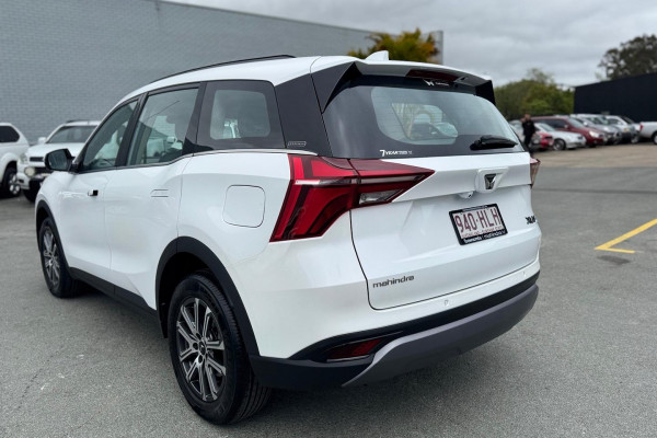 2025 Mahindra XUV700  AX7L SUV Image 10