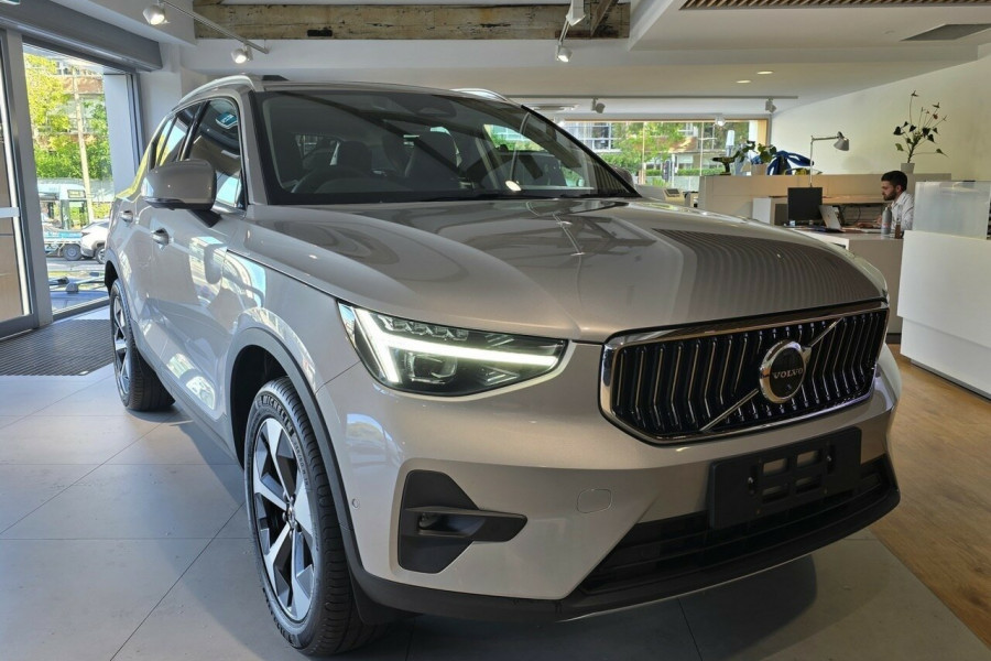 2025 Volvo XC40 XZ Ultra B4 Bright SUV Image 11