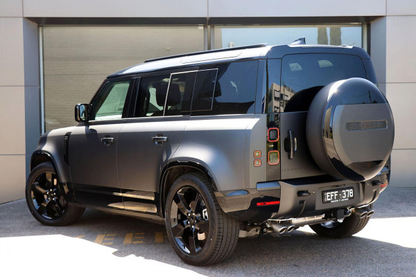 2026 Land Rover Defender L663 110 P425 X-Dynamic SE SUV image 2