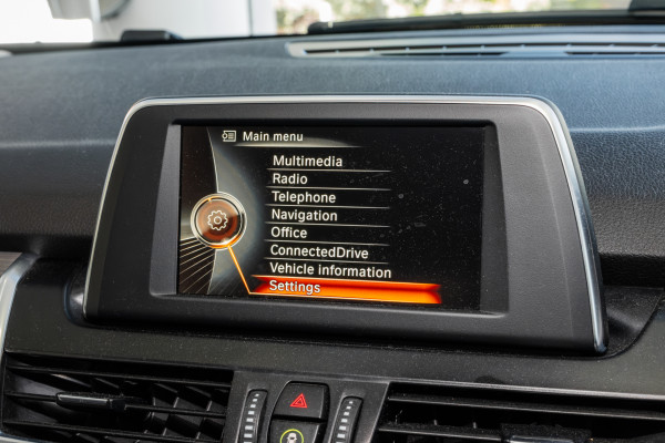 2015 BMW 2 Series 220i Sport Line Hatch image 14