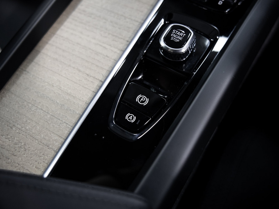 2026 Volvo XC60 UZ B5 Ultra Dark 2.0P, Mild Hybrid SUV Image 13
