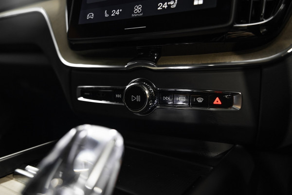 2026 Volvo XC60 UZ B5 Ultra Dark 2.0P, Mild Hybrid SUV Image 15