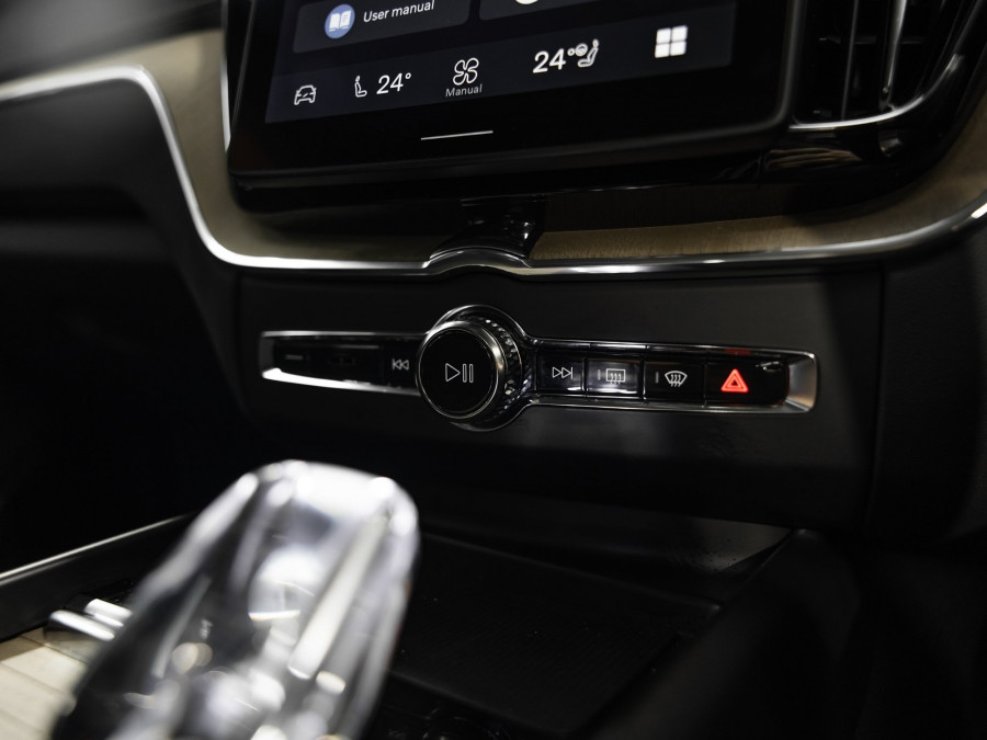 2026 Volvo XC60 UZ B5 Ultra Dark 2.0P, Mild Hybrid SUV Image 15