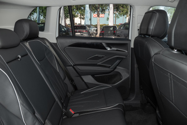 2026 Volkswagen Tiguan 150TSI eHybrid Elegance SUV image 9