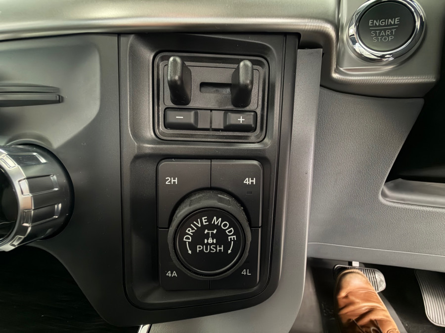 2024 Ford F-150  Lariat Dual Cab Image 27