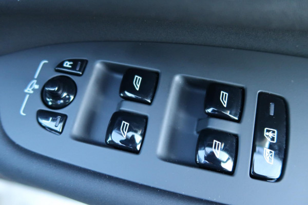 2025 MY26 Volvo XC90 L Series Plus T8 Plug-in Hybrid Dark SUV Image 17