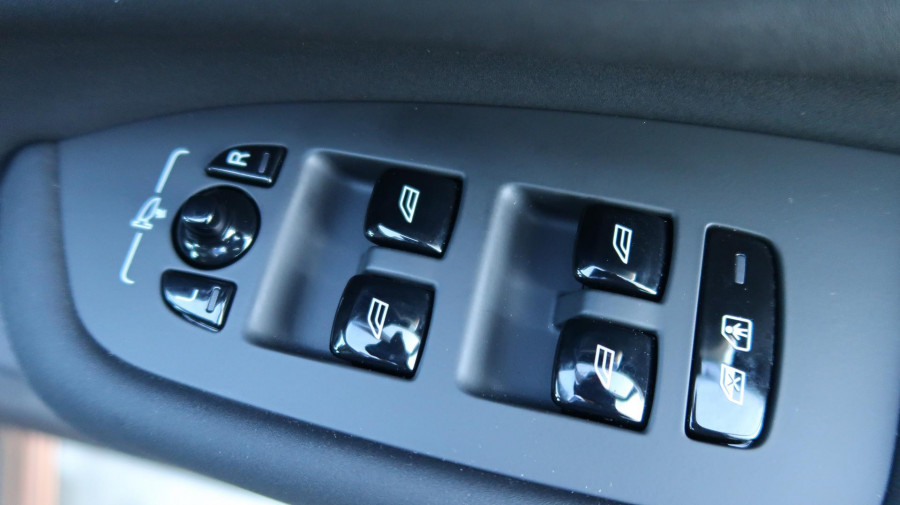 2025 MY26 Volvo XC90 L Series Plus T8 Plug-in Hybrid Dark SUV Image 17