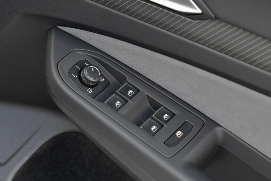 2024 Volkswagen Golf 8 110TSI R-Line Hatch Image 23