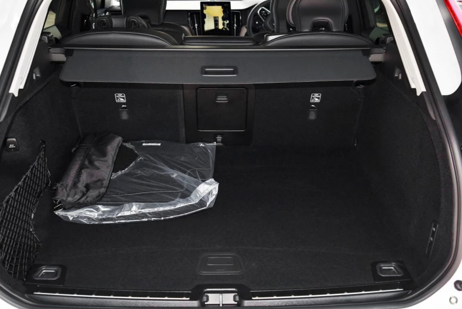 2026 Volvo XC60 UZ Ultra B5 Dark SUV Image 10