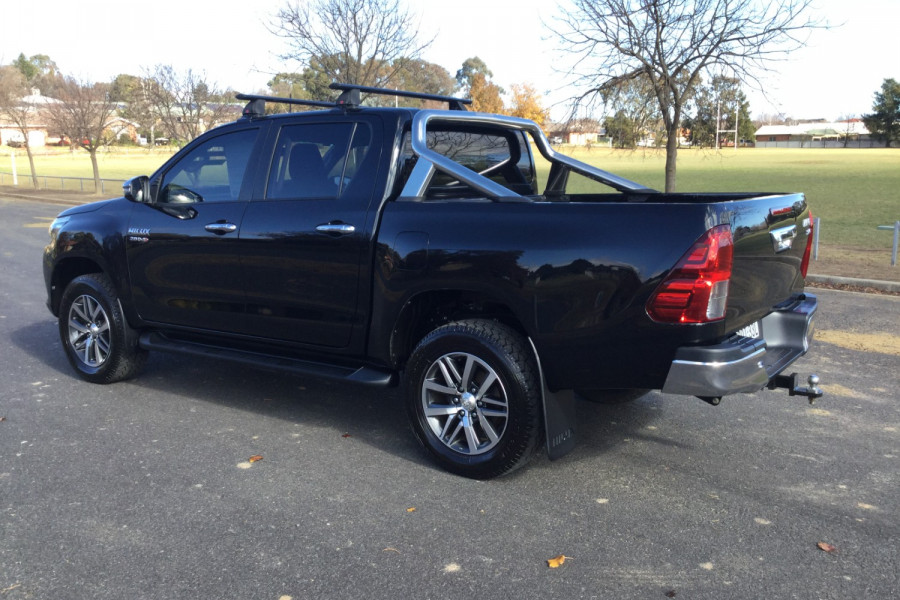 2017 Toyota HiLux  SR5 Cab chassis Image 7