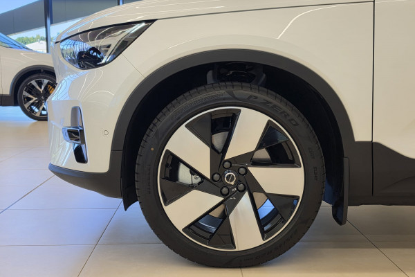 2026 Volvo EX40  Ultra Single Motor Extended Range SUV Image 8
