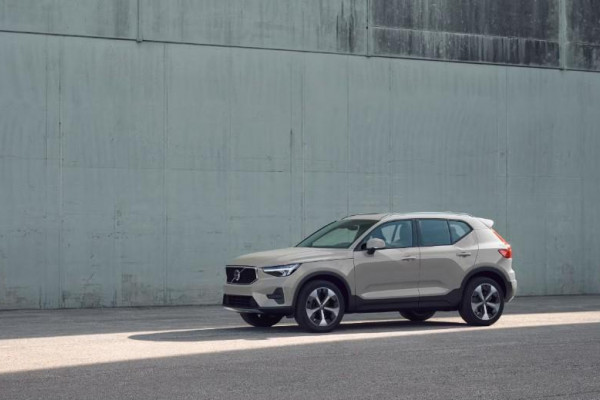 2024 MY25 Volvo XC40 XZ Ultra B4 Bright SUV Image 2