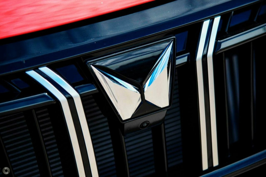 2025 Mahindra XUV700  AX7L SUV Image 6