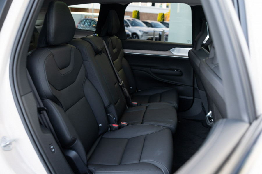 2025 Volvo EX90  Plus Twin Motor SUV Image 16