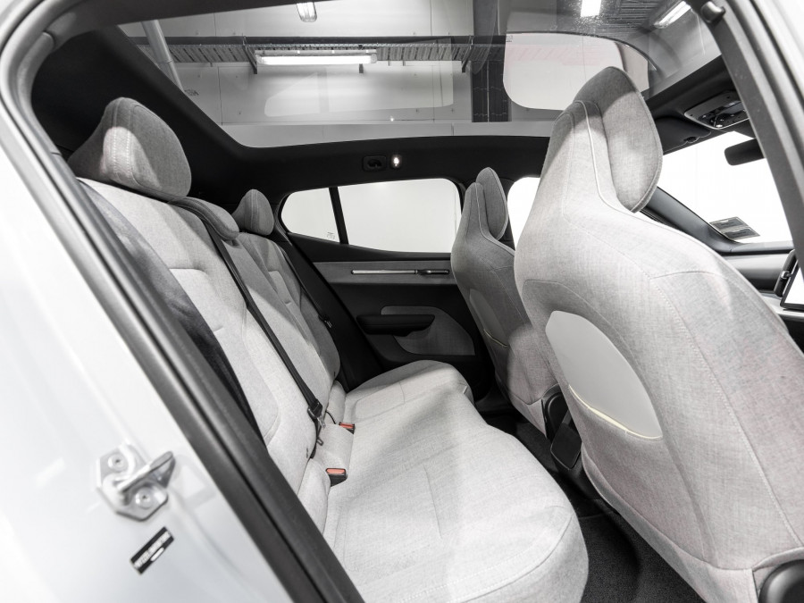 2026 Volvo EX30  Single Motor Extended Range Ultra SUV Image 19