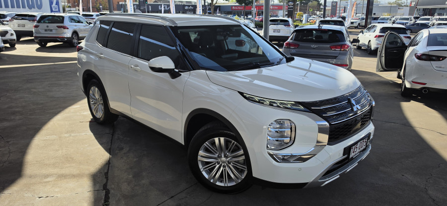 2024 Mitsubishi Outlander ZM LS SUV Image 1