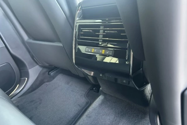 2026 Land Rover Range Rover D300 SE SUV Image 19