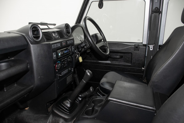 2013 Land Rover Defender 110 (4x4) SUV Image 19