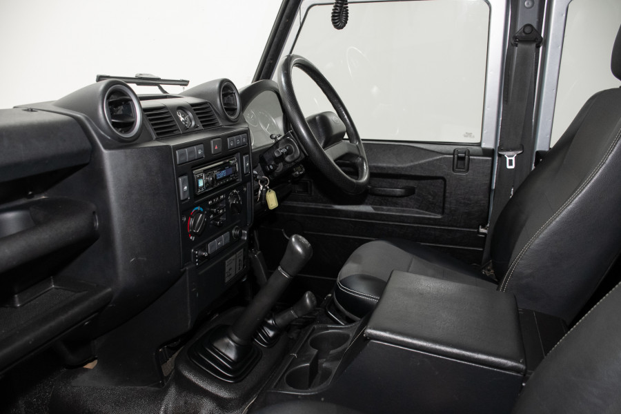 2013 Land Rover Defender 110 (4x4) SUV Image 19