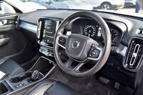 2021 Volvo XC40 XZ T4 Momentum SUV Image 12