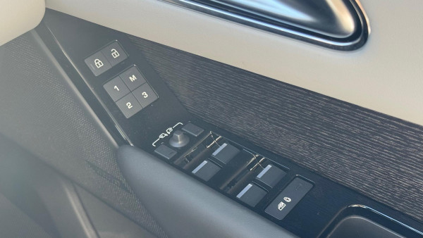 2024 MY25 Land Rover Range Rover Velar L560 P400 Dynamic HSE SUV image 17