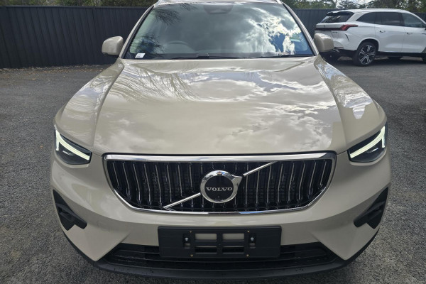 2026 MY27 Volvo XC40 XZ Ultra B4 Bright SUV Image 3