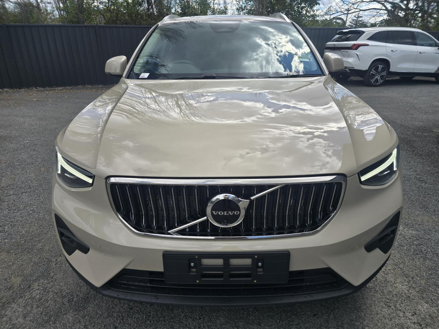 2026 MY27 Volvo XC40 XZ Ultra B4 Bright SUV Image 3
