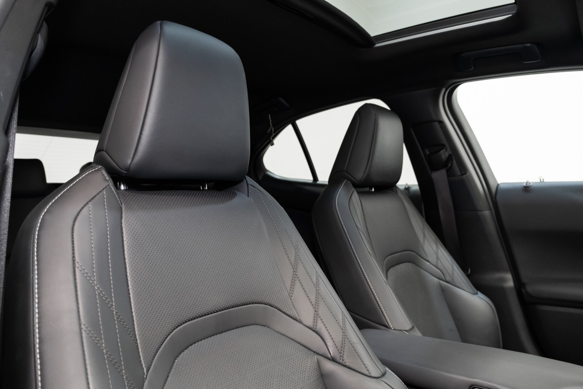 2021 Lexus Ux300e Sports Luxury SUV Image 4