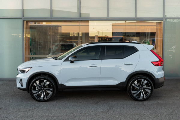 2025 MY26 Volvo XC40 XZ Ultra B4 Dark SUV Image 7