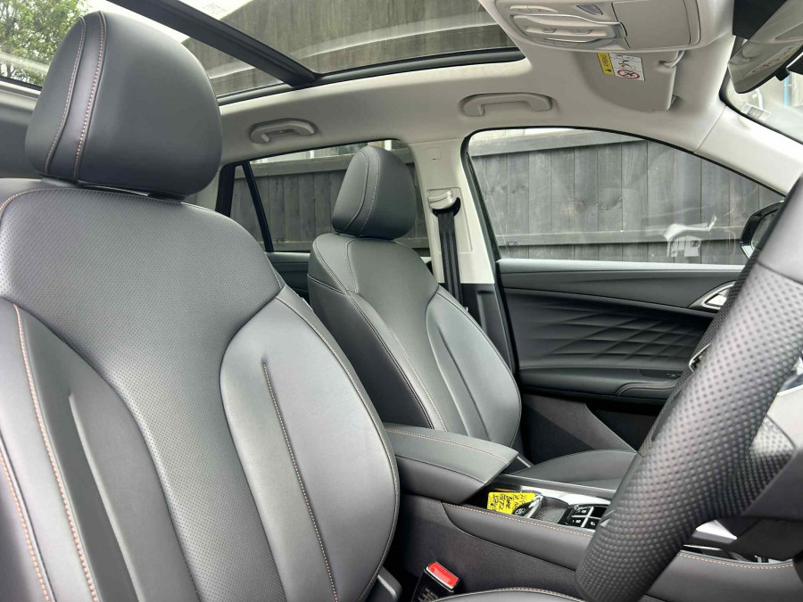2026 MG HS Plug-in Hybrid Essence SUV Image 11