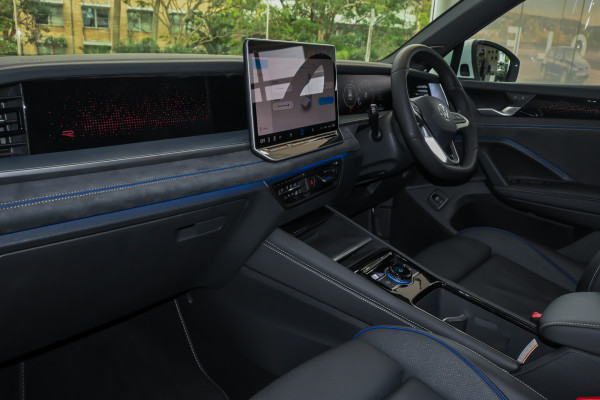 2025 Volkswagen Tayron R4 195TSI R-Line SUV image 8