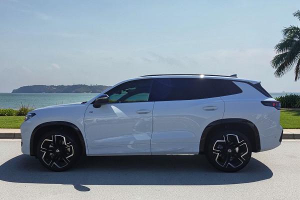 2025 MY26 Volkswagen Tayron R4 195TSI R-Line SUV Image 5
