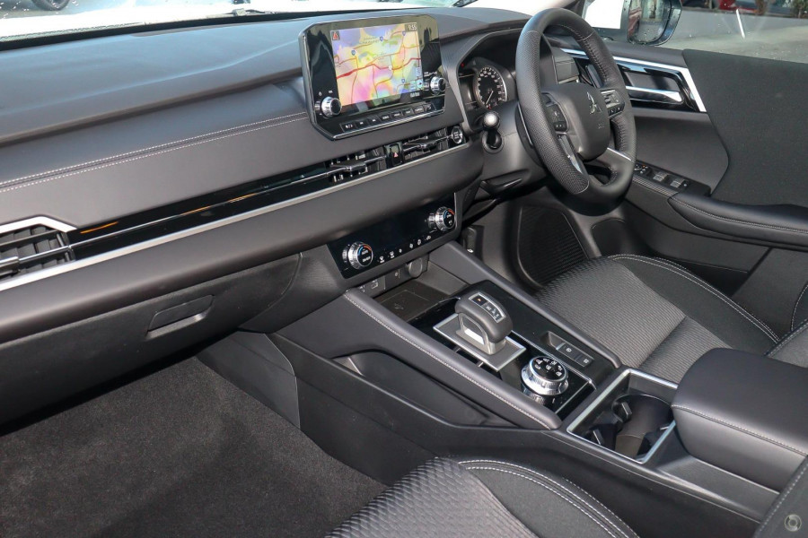 2024 Mitsubishi Outlander ZM LS SUV Image 8
