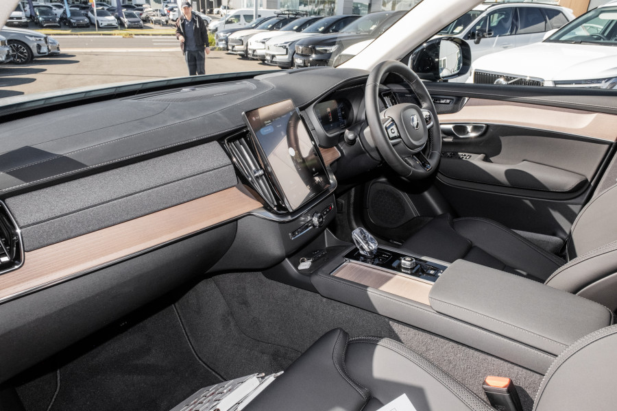 2026 Volvo XC90 L Series Plus T8 Plug-in Hybrid Dark SUV Image 8