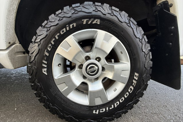 2012 Nissan Patrol Y61 ST SUV Image 17
