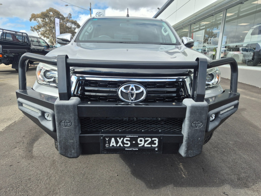 2018 Toyota HiLux  SR5 Double Cab Pick Up Image 4