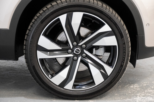 2024 Volvo XC40 XZ Ultimate B4 Dark SUV Image 5