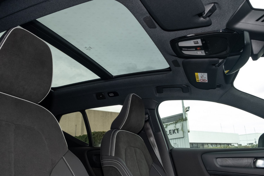 2025 Volvo EX40 No Series Black Edition SUV Image 17