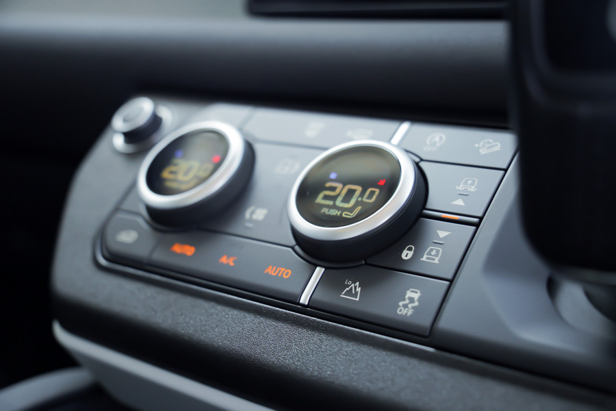 2020 Land Rover Defender L663 SE Wagon Image 28