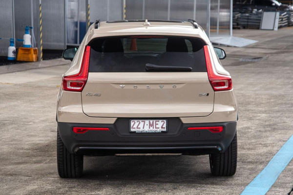 2024 MY25 Volvo XC40  Ultra B4 Dark SUV Image 3