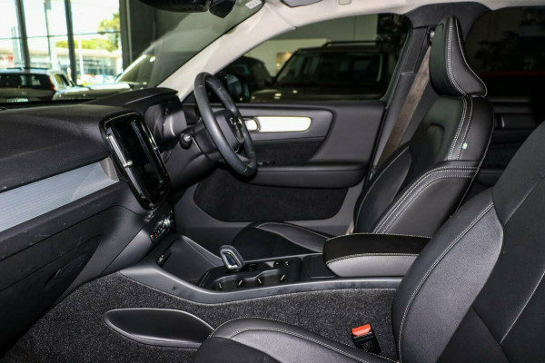 2019 Volvo XC40 XZ T4 Momentum Suv Image 5