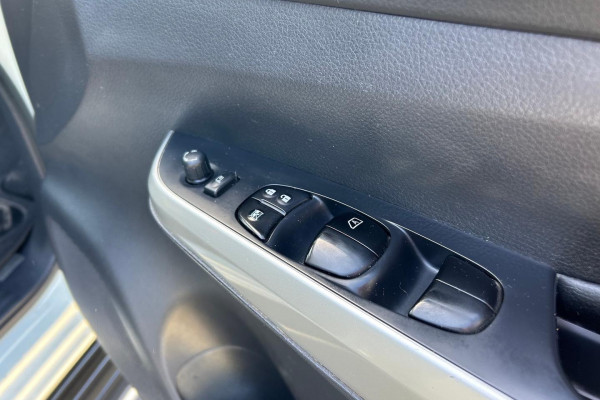 2019 Nissan Navara D23 Series 3 ST-X King Cab Pickup Image 23