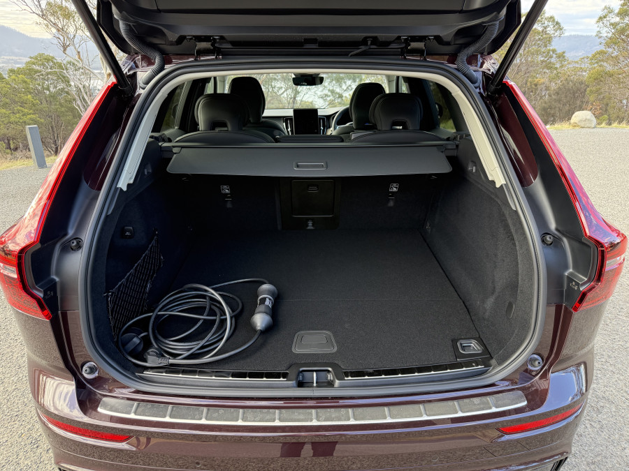 2025 MY26 Volvo XC60 UZ Plus T8 Plug-in Hybrid Dark SUV Image 24