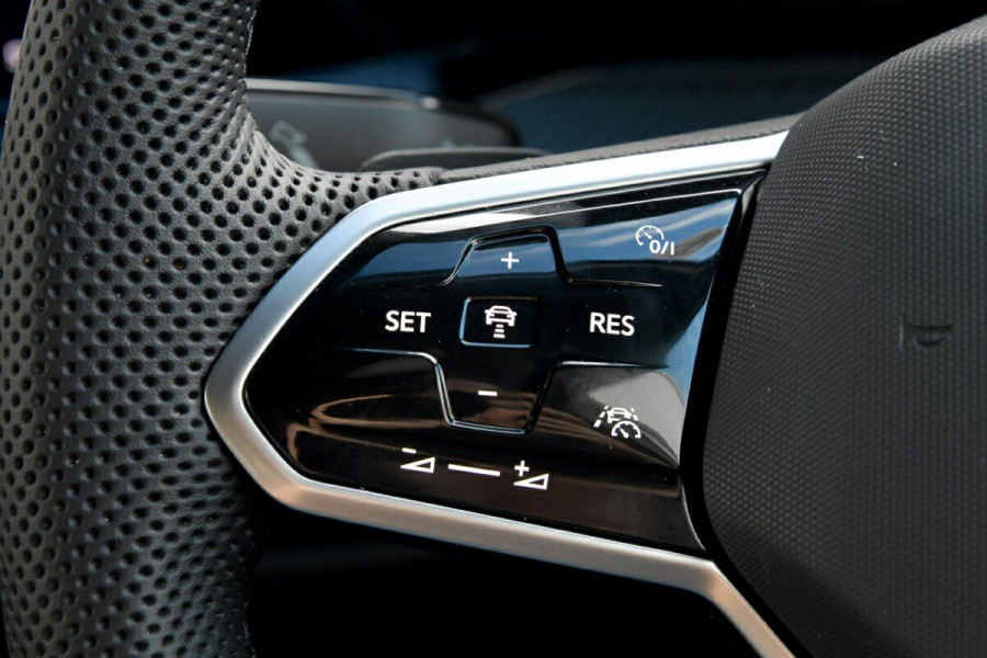 2024 Volkswagen Golf 8 110TSI R-Line Hatch Image 11