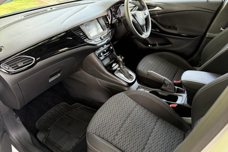 2019 Holden Astra BK R Hatch Image 9